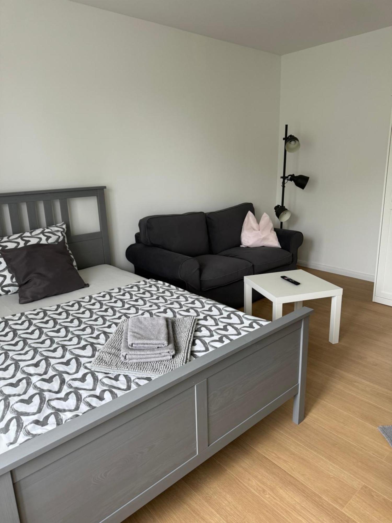 Fc-Apartmenthaus Falkensee Mit Grossem Garten Und Pkw Stellflaechen Extérieur photo
