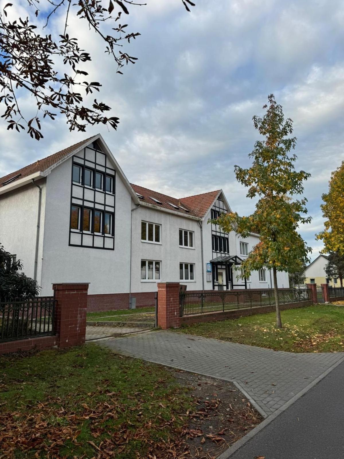 Fc-Apartmenthaus Falkensee Mit Grossem Garten Und Pkw Stellflaechen Extérieur photo